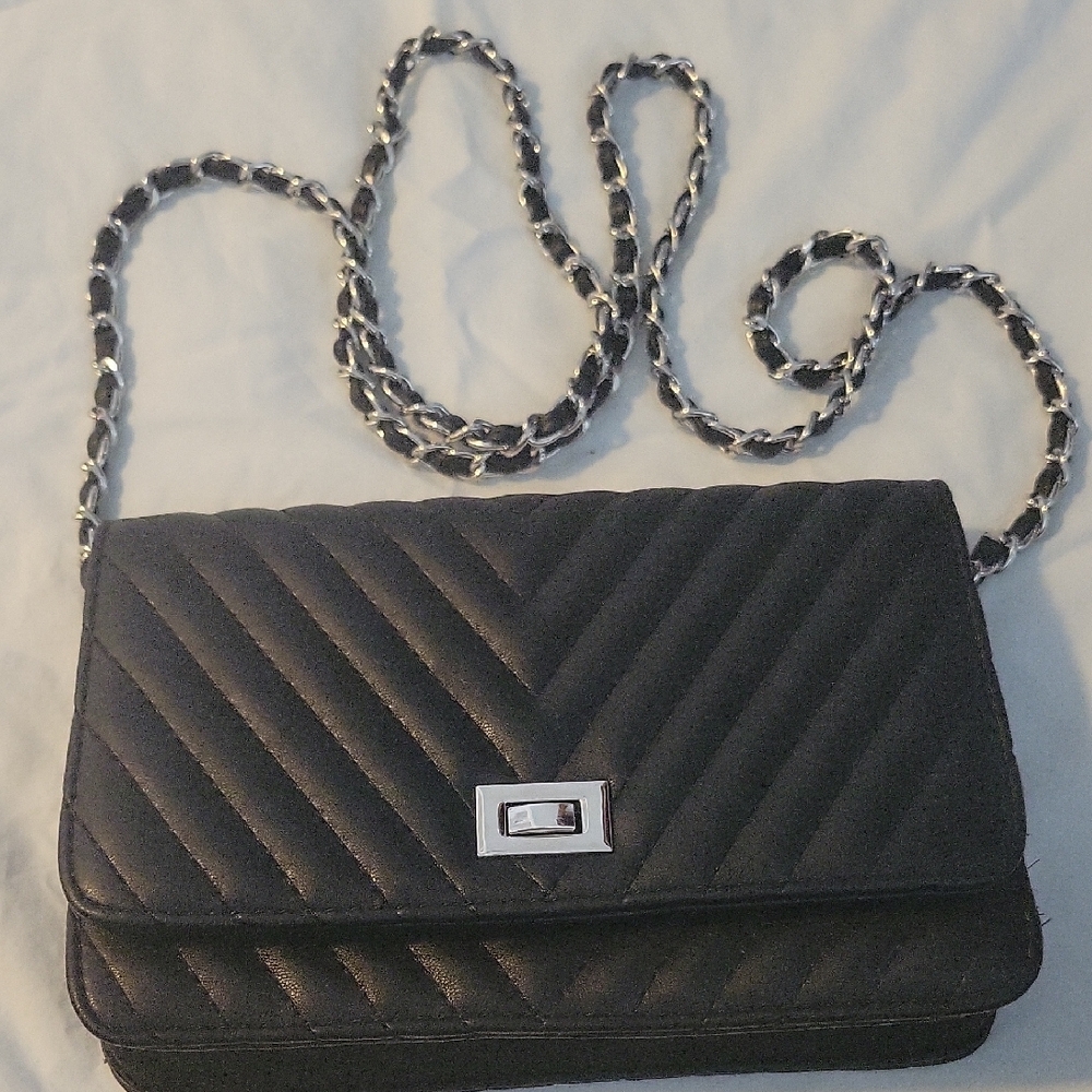 Elegant Black Quilted Chain Bag